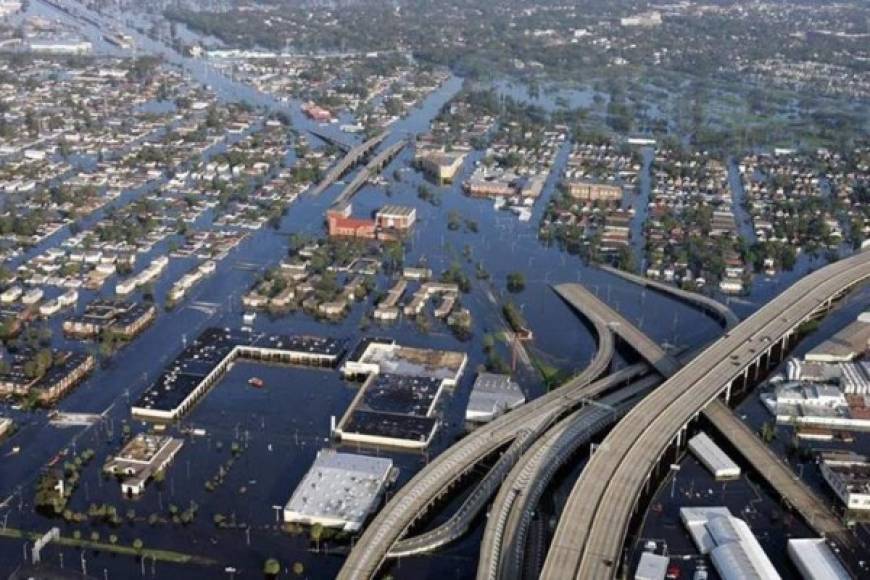 Del 25 al 30 de agosto de 2005 el huracán Katrina arremetió contra el centro de los Estados Unidos, aunque fue la ciudad de Nueva Orleans la que sufrió las peores consecuencias, al quedar prácticamente inundada. A causa de este meteoro se registró un total de 1.836 víctimas mortales y 705 desaparecidos.<br/><br/>Katrina llegó a la categoría cinco, con vientos de 280 Km/h y 902 milibares de presión atmosférica, también afectó la refinería petrolera del país y provocó el desplazamiento de más de 150 mil personas a refugios.<br/>