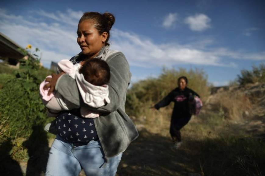 Miles de inmigrantes siguen llegando a la frontera sur de Estados Unidos sin que la Patrulla Fronteriza pueda frenar la entrada masiva de grandes grupo de centroamericanos que huyen de la violencia y pobreza en sus países.