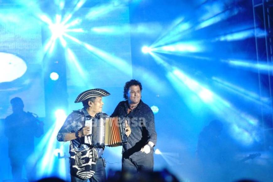 El colombiano llegó junto a su grupo de artistas entre los que destaca Edigio Cuadrado, el acordeonero que le pone ritmo a las canciones del colombiano.