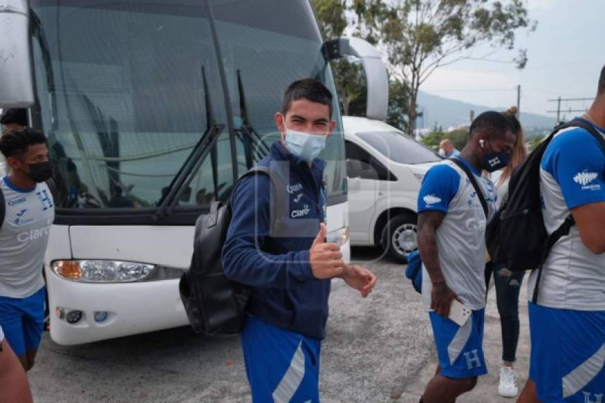 Los seleccionados catrachos se bajaron de la autobús e ingresaron a la cancha adjunta al estadio Cuscatlán y de inmediato a ponerse los tacos para entrenar.<br/>