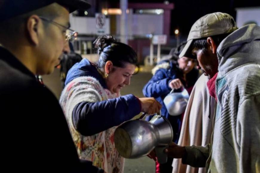 En un punto de la carretera, Efe constató que organismos de protección a migrantes les entregaron agua, mientras unos metros más allá, una decena de venezolanos sentados a un lado de la vía, a los pies de la escultura de una virgen, hacían una pausa de descanso, pero con la mirada puesta en los vehículos que pasaban con la esperanza de que los lleven.