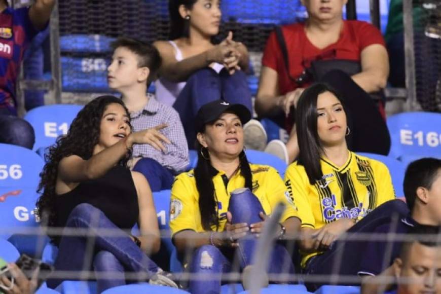 Las chicas llegaron al estadio Olímpico y ellas fueron captadas por el lente de Diario LA PRENSA apoyando al Real España. La novia de Ángel Tejeda (derecha) andaba con la vestimenta de la máquina.