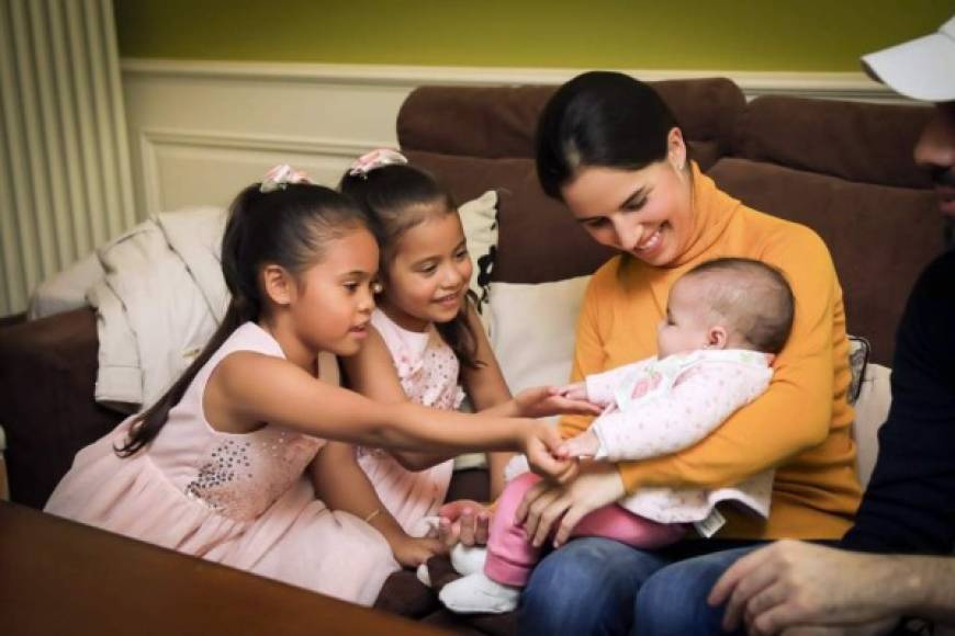 Bukele acudió a la cita acompañado de su esposa, Gabriela y su bebé Layla.