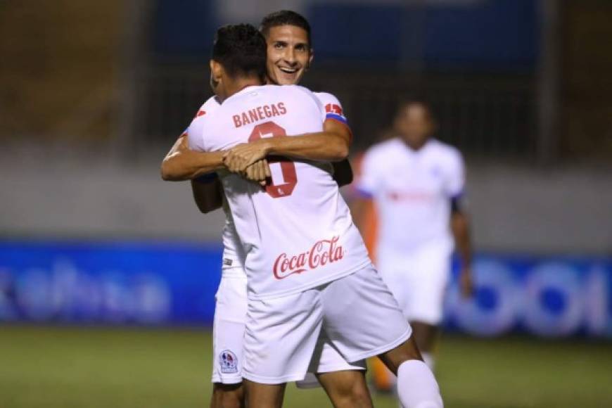 Johnny Leverón se abrazó con Allan Banegas para festejar su gol, que significó el 2-1 del Olimpia.