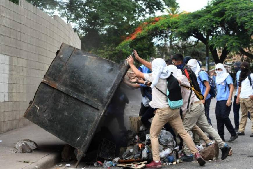 Los estudiantes colocaron en medio de la pavimentada un enorme contenedor de basura para impedir el paso de vehículos.