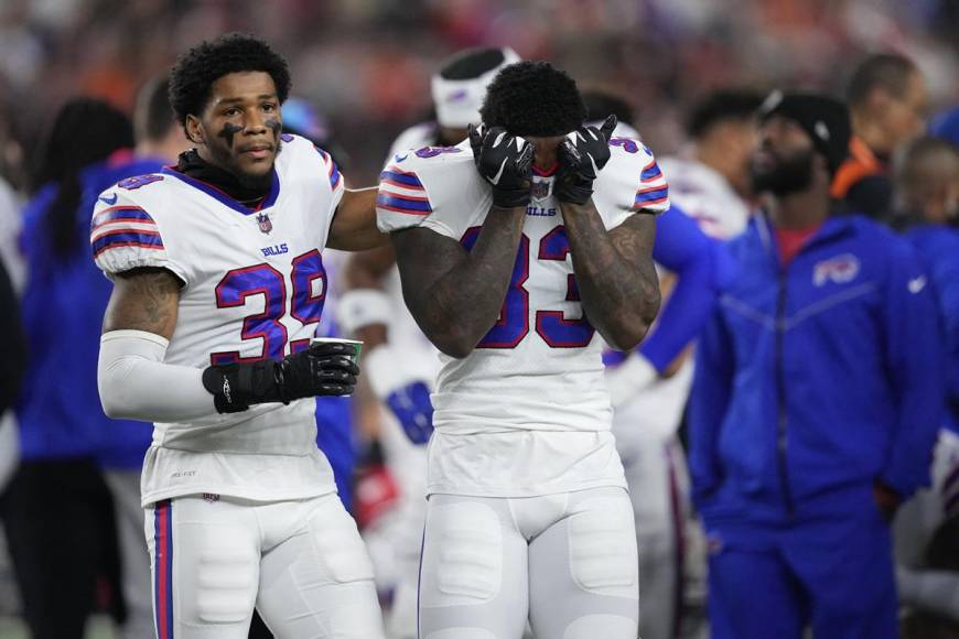 Cam Lewis #39 y Siran Neal #33 de los Buffalo Bills reaccionan al colapso de su compañero de equipo Damar Hamlin.