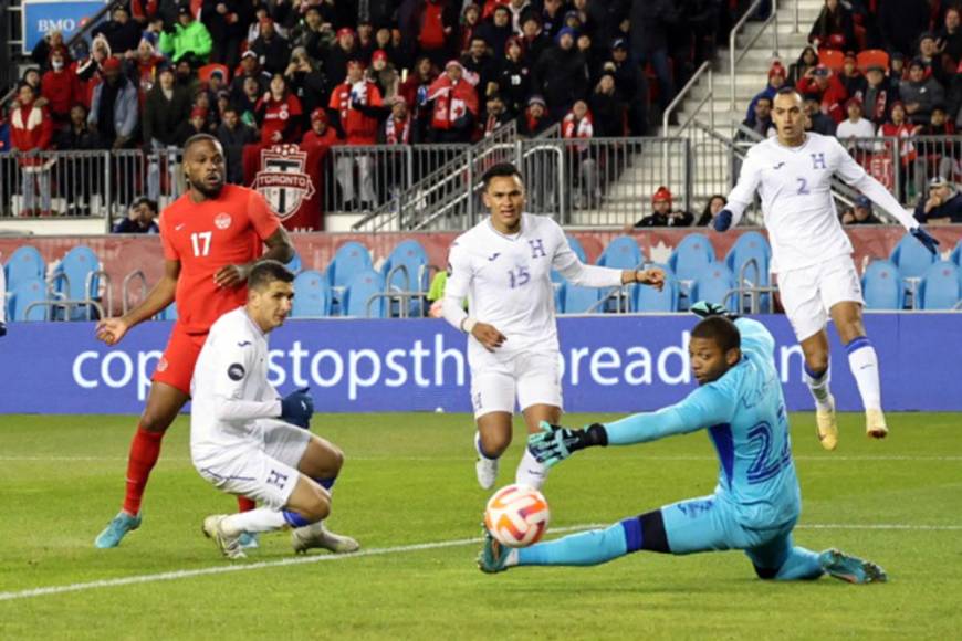 Luis ‘Buba‘ López al momento de encajar el primer gol de Cyle Larin para el 1-0 de Canadá.