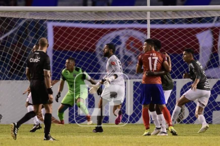 Edrick Menjívar se fue el ataque en los últimos segundos del partido para buscar el empate del Olimpia que en ese momento perdía 2-1.