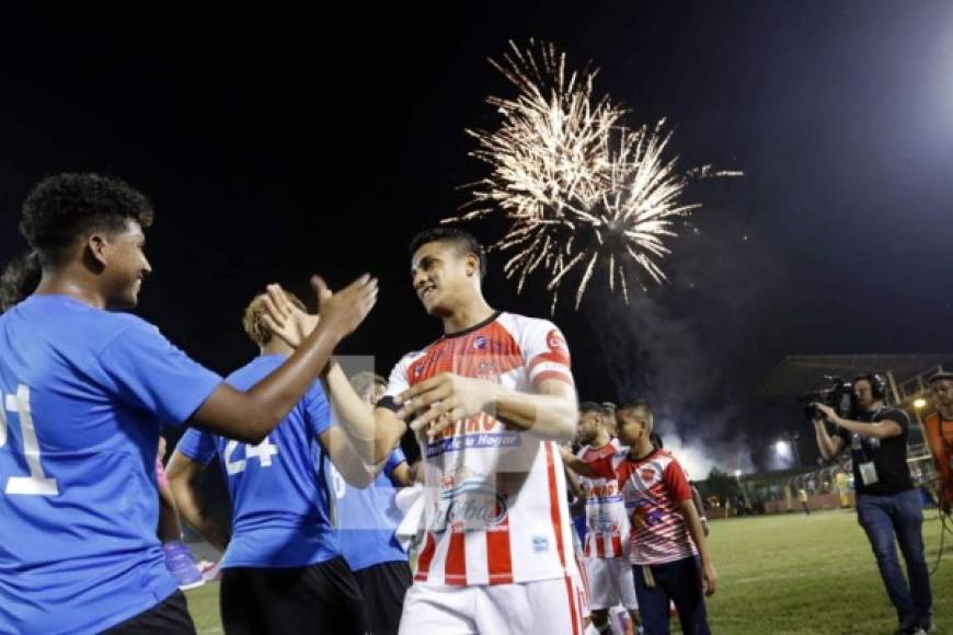 Los jugadores de Honduras Progreso y Vida se saludan antes del inicio del partido.