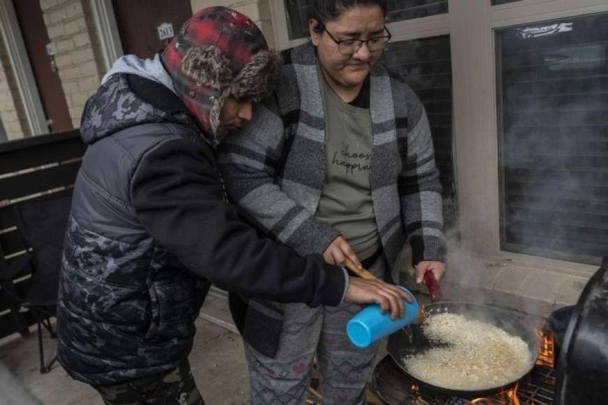 Los inmigrantes también se las ingenian para cocinar durante el apagón que ha afectado a varios comercios y empresas en todo el estado de Texas.