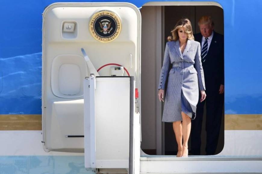 La primera dama se cambió de atuendo rápidamente tras un corto vuelo de Roma a Bruselas donde asistirá junto a su esposo a la Cumbre del G7.