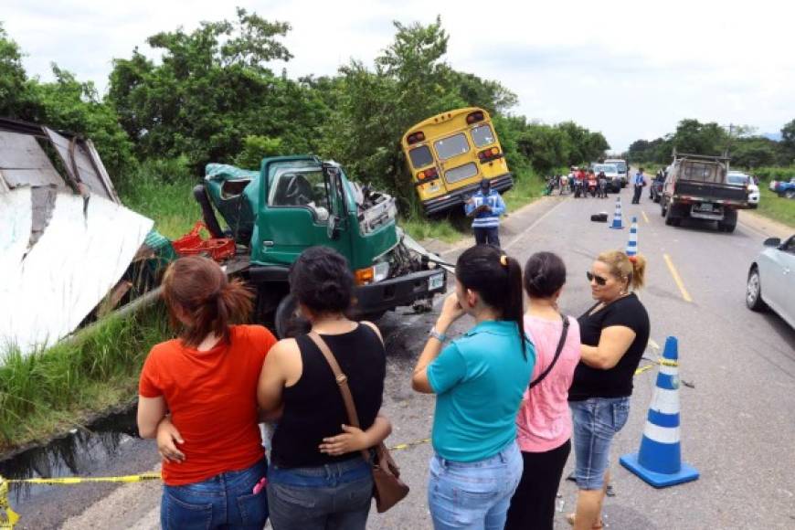 En la carretera N-21 cerca de Santa Rita, Yoro, se produjo el choque entre un autobús interurbano y una pequeño camión, que se saldó con la muerte del conductor de este último.