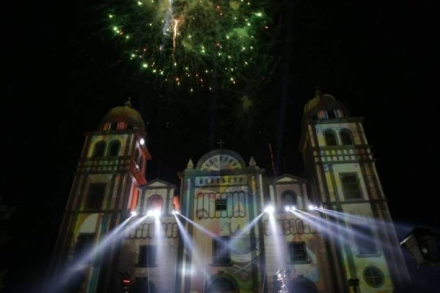 Un espectáculo inédito en tercera dimensión se presenció por primera vez anoche sobre la fachada del santuario de Nuestra Señora de Suyapa.