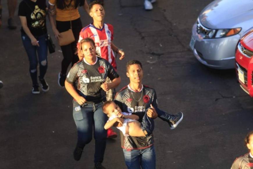 Muchos aficionados del Olimpia se quedaron sin poder ingresar al estadio pese a tener boleto en mano, debido a que cerrera los portones del sector de sombra ya que estaba lleno.