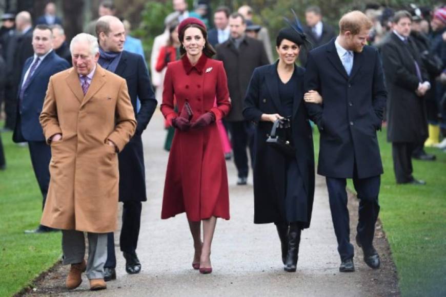 Una siempre elegante Kate optó por una figura clásica con un vestido rojo hecho a medida de Catherine Walker con un cuello burdeos y un sombrero a juego, combinado con accesorios dorados, guantes y un clutch rojo Bayswater de Mulberry. <br/><br/><br/><br/>