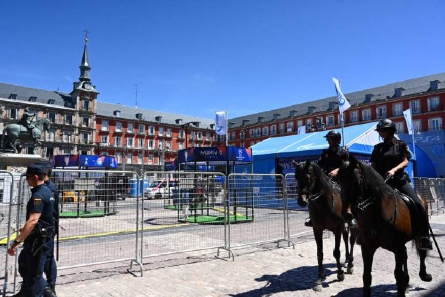 Las autoridades locales de Madrid intensificaron los patrullajes por las fan zon en la Plaza Mayor, lugar donde ya se congregan varios aficionados de Liverpool y Tottenham.