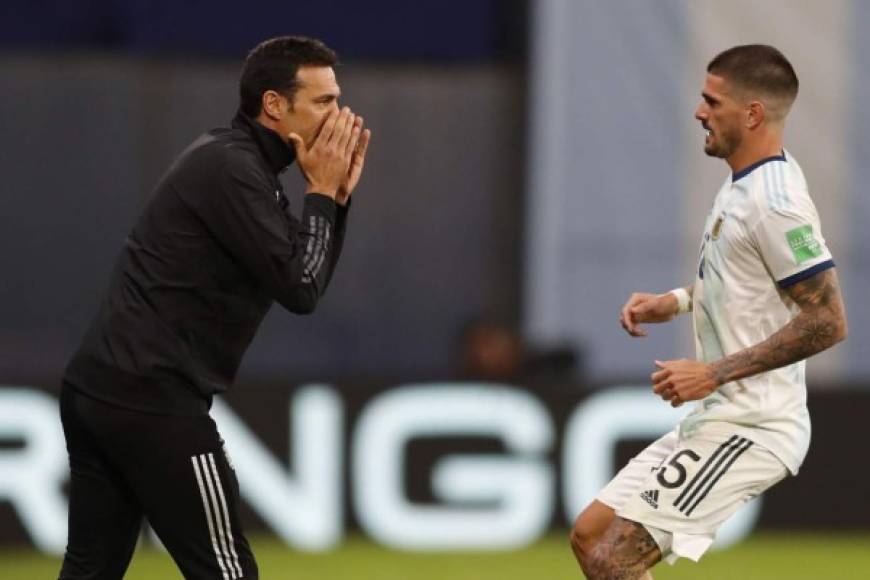 El seleccionador argentino Lionel Scaloni le da indicaciones a Rodrigo De Paul.