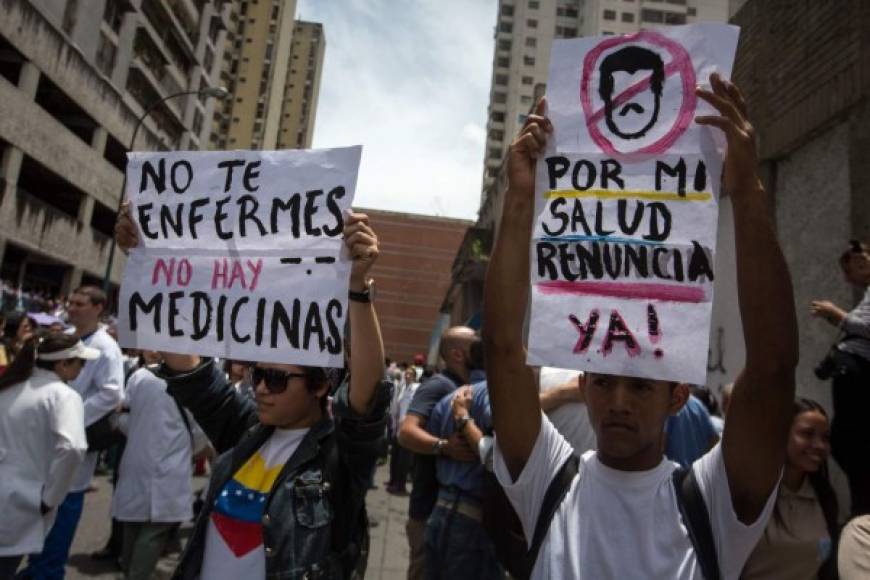 Esta manifestación opositora forma parte de la agenda de protestas que la oposición venezolana lleva a cabo desde hace mes y medio en contra del Gobierno de Maduro, algunas de las cuales han degenerado en hechos violentos que se han saldado con 43 muertos, y cientos de heridos y detenidos.
