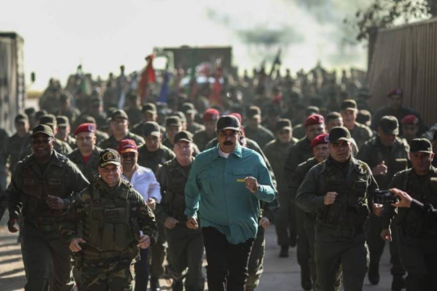 El presidente socialista, que corrió varios metros junto a los militares que participaron en los ejercicios, aseguró que los opositores 'quieren que la fuerza armada se convierta en golpista'.