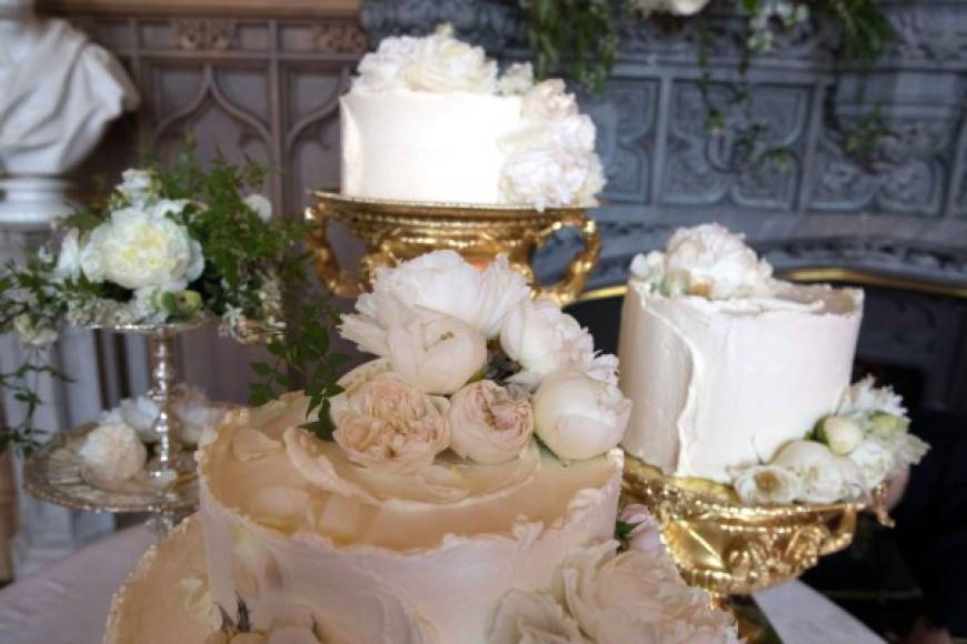 El pastel destuvo a cargo de Claire Ptak, una pastelera estadounidense afincada en Londres, que utilizó 200 limones italianos de Amalfi, 500 huevos del condado inglés de Suffolk, 20 kilos de mantequilla, 20 de harina, 20 de azúcar y 10 botellas de un refresco de flor de saúco, para elaborar el pastel de la boda real, según explicó el palacio de Kensington.