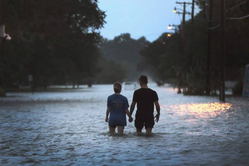 Barry tocó tierra en el sur de Luisiana convertido en el primer huracán de la temporada del Atlántico descargando fuertes lluvias y vientos.