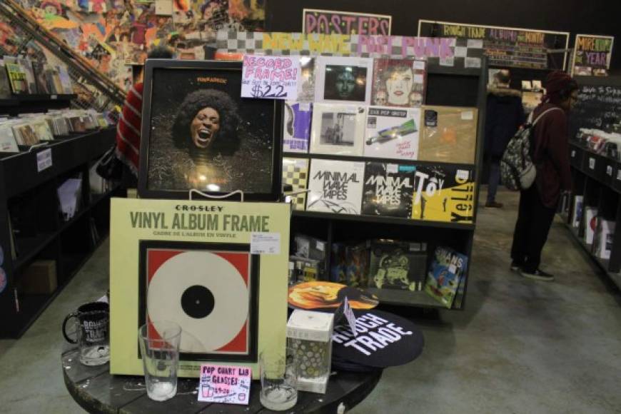 ESTADOS UNIDOS. Fiebre por el vinilo en Nueva York. Ante el auge de los servicios de música en “streaming”, el vinilo pasa por un buen momento, como en la tienda Rough Trade, en el barrio de Williamsburg. Foto: EFE/Khrystyna Kinson