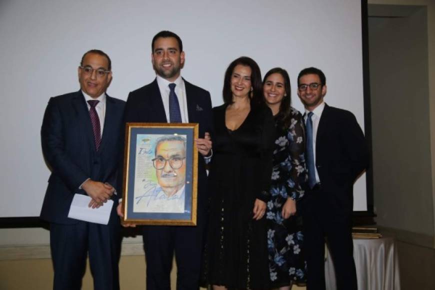 Con mucho orgullo, la familia del empresario Juan Atala recibió el reconocimiento otorgado por el Consejo Hondureño de la Empresa Privada, Cohep. Juan Atala fue un banquero convencido que la educación es el pilar para el desarrollo.