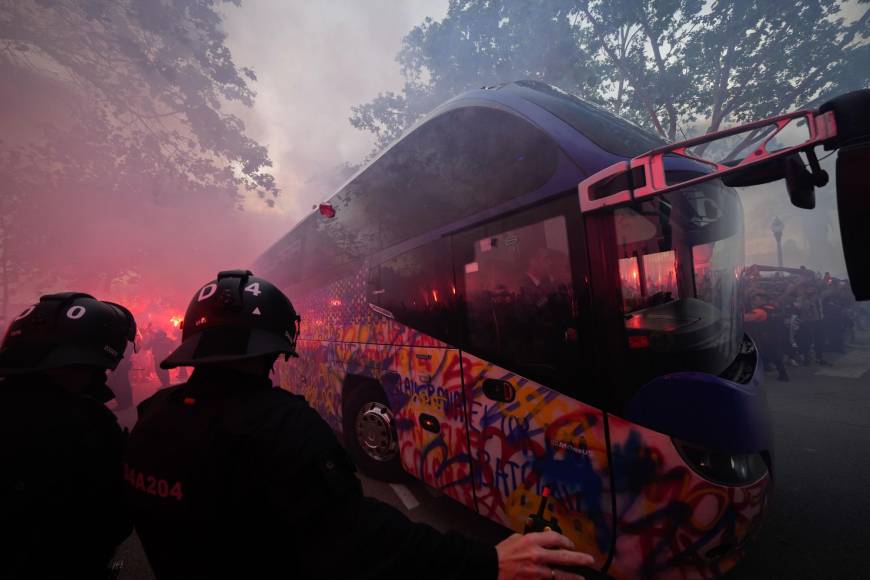 Seguidores del FC Barcelona reciben al autobús que transporta a los jugadores del Barcelona.