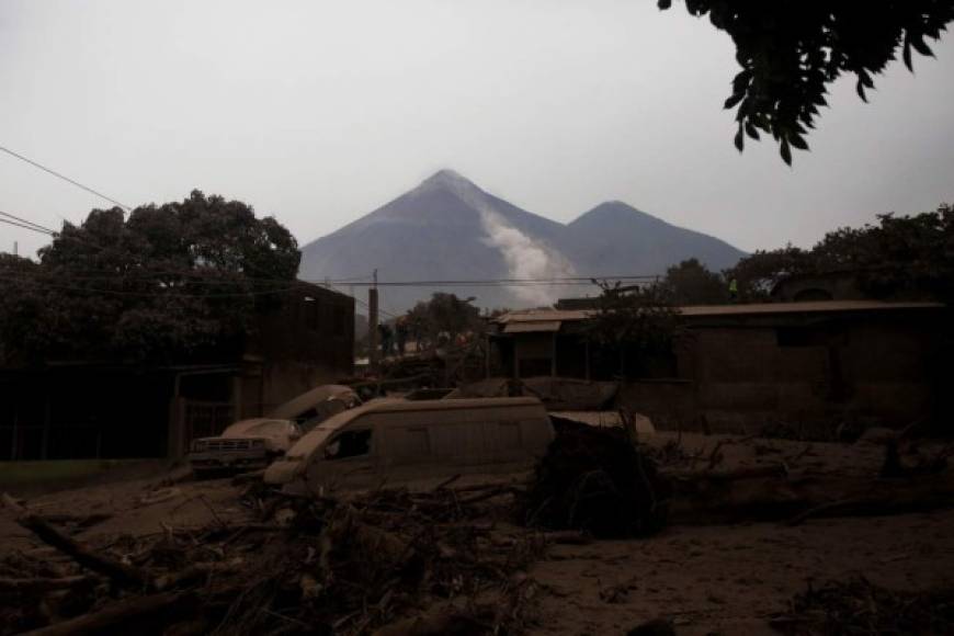 GU1017. ESCUINTLA (GUATEMALA), 04/06/2018.- Vista de otro deslizamiento de fluido del Volcán de Fuego hoy, lunes 4 de junio de 2018, sobre el caserío San Miguel Los Lotes, en Escuintla (Guatemala). La cifra de heridos por la erupción del volcán de Fuego en Guatemala aumento de 20 a 46 y la de muertos se mantiene en 25, informaron las autoridades que al amanecer de hoy reanudaron las labores de búsqueda de desaparecidos EFE/Esteban Biba