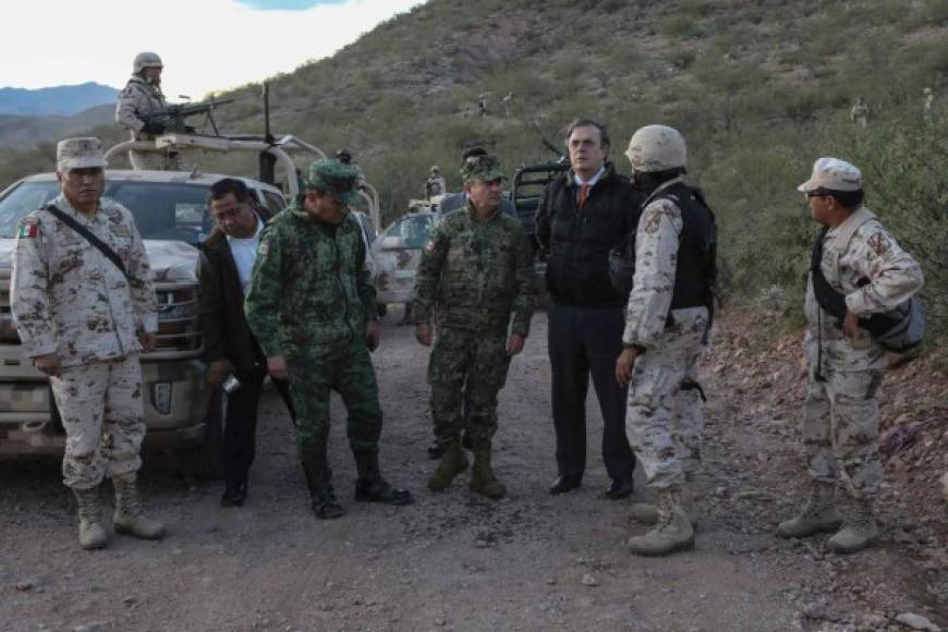 Un día después de la masacre, el canciller mexicano Marcelo Ebrard visitó el lugar para dar sus condolencias a los familiares de las víctimas.