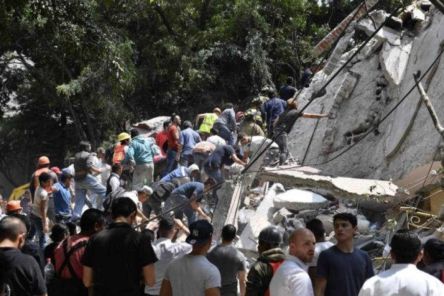 Un sismo de 7,1 grados sacudió ayer la Ciudad de México, causando el colapso de varios edificios y dejando más de cien muertos, cuando se conmemoran 32 años del terremoto que destruyó la capital en 1985.