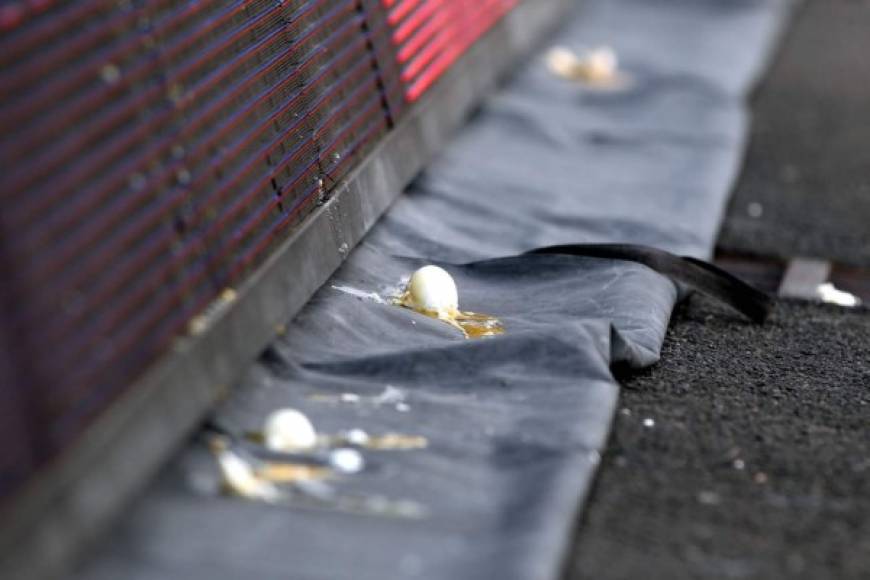 Aficionados del Olimpia lanzaron huevos al campo en protesta contra los jugadores del equipo albo.