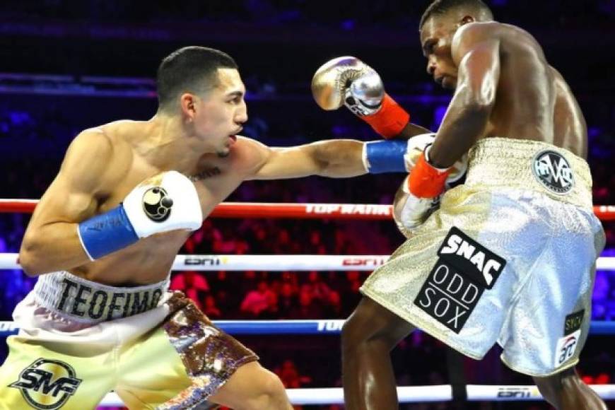 Teófimo López demostró todo su poderío con fuertes golpes a Richard Commey.