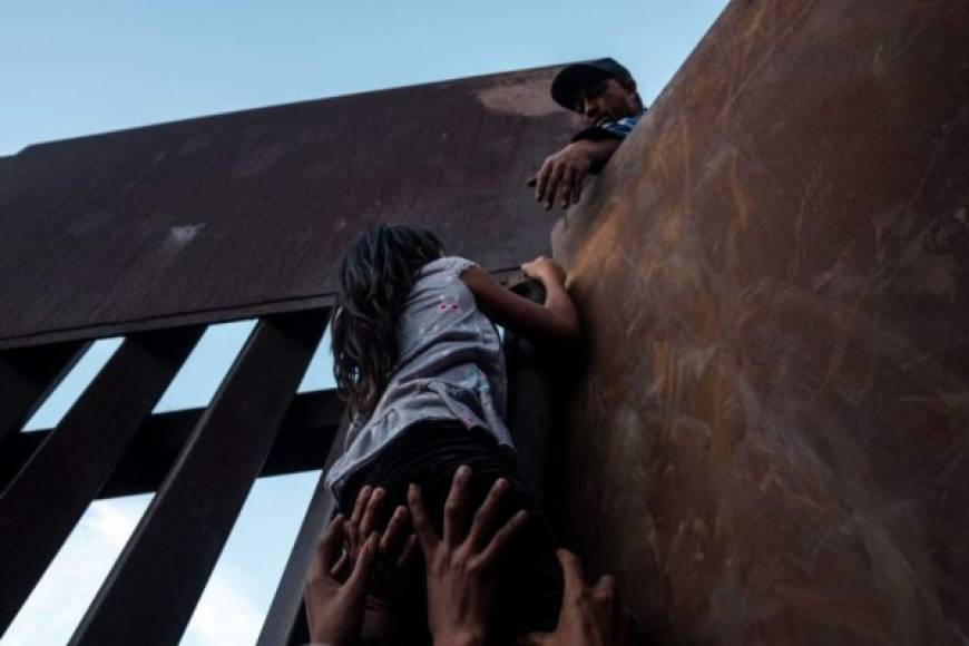 El grupo de indocumentados, entre los que se encontraban varios niños, decidió arriesgarse ante la desesperación de tener que esperar varios meses más en territorio mexicano a que se definan las solicitudes de asilo de más de 3,000 migrantes que las autoridades estadounidenses procesan a cuentagotas.