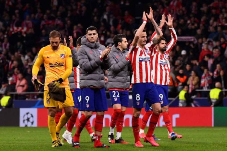 Los jugadores del Atlético de Madrid festejaron el triunfo con su afición.