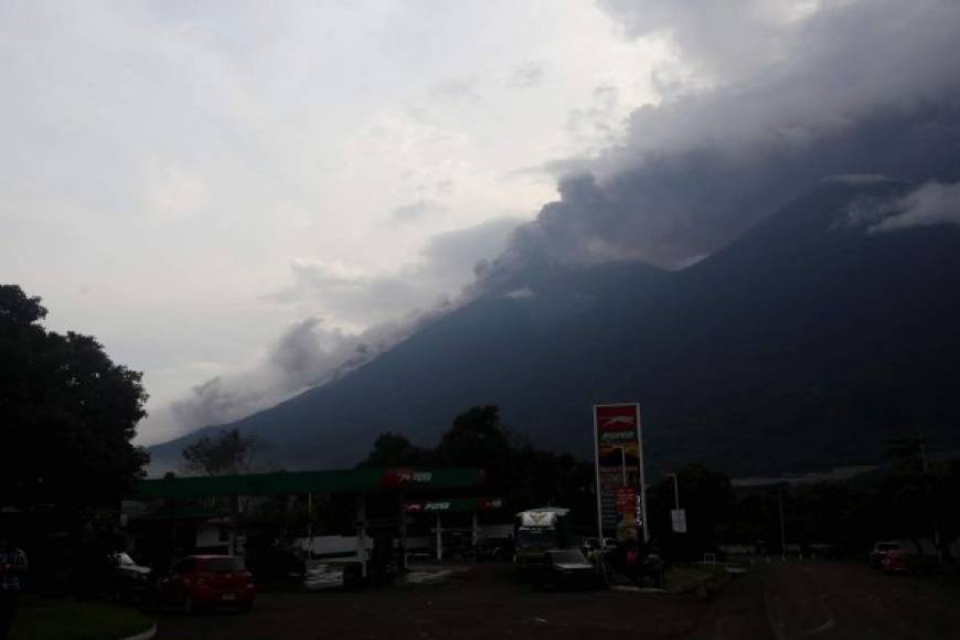 La violenta erupción ha dejado al menos seis personan muertas y una veintena resultaron heridas, informaron autoridades guatemaltecas.