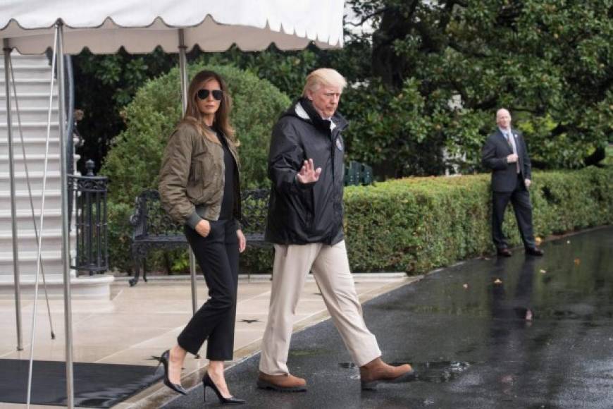 US President Donald Trump and First Lady Melania Trump depart the White House in Washington, DC, on August 29, 2017 for Texas to view the damage caused by Hurricane Harvey. / AFP PHOTO / NICHOLAS KAMM