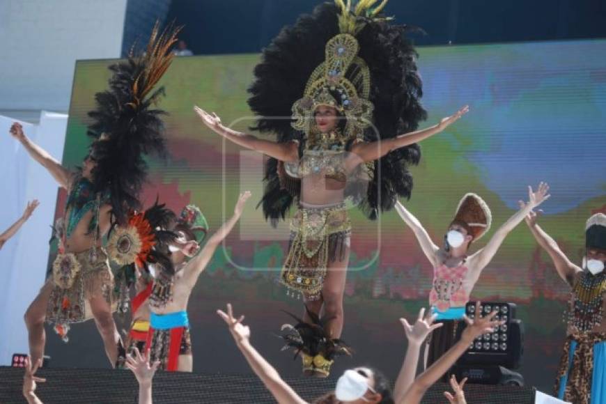 Sobre el escenario los grupos artísticos hicieron una singular presentación en honor a la cultura maya. <br/>