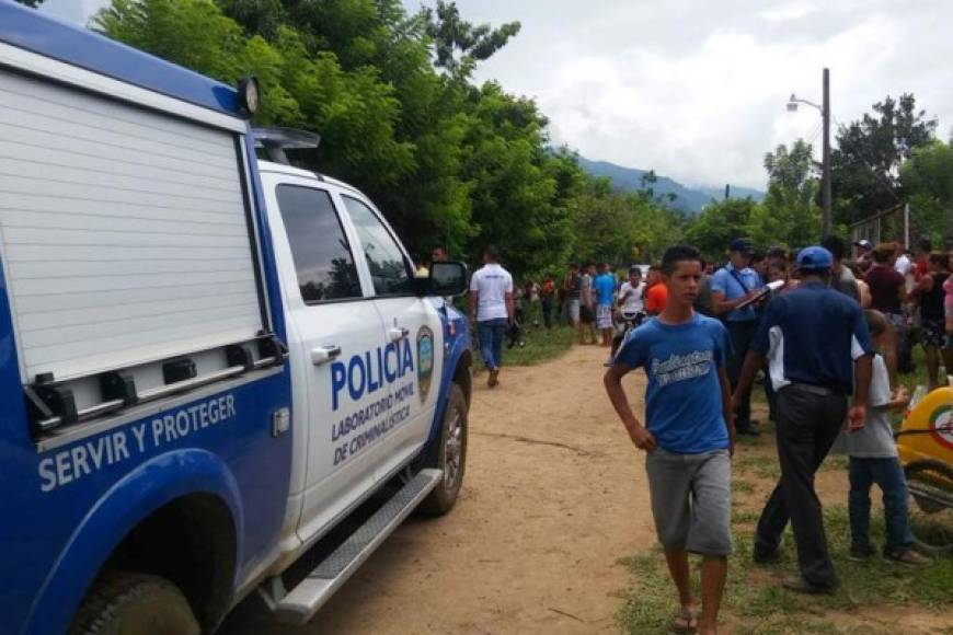 Dos jóvenes fueron ultimados a balazos en el patio de una casa donde estaban haciendo un pozo séptico en colonia Buenos Amigos de El Progreso, Yoro. De acuerdo a testigos, varios individuos armados llegaron al lugary abrieron fuego contra los jóvenes. Las víctimas fueron identificadas como Carlos Alexis Espinoza (20) y Carlos Alberto Villalobos Villamil (22).