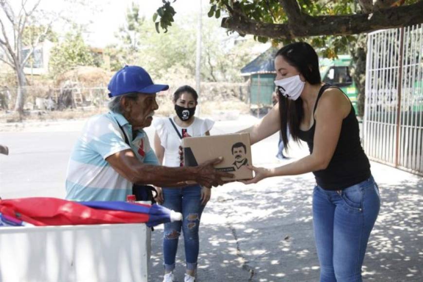 Denominadas las 'Chapo despensas', unas 500 cajas de cartón con alimentos y productos de higiene fueron distribuidas en los últimos tres días por la empresa Chapo 701, propiedad de Alejandrina Guzmán, en esa urbe del estado mexicano de Jalisco (oeste).