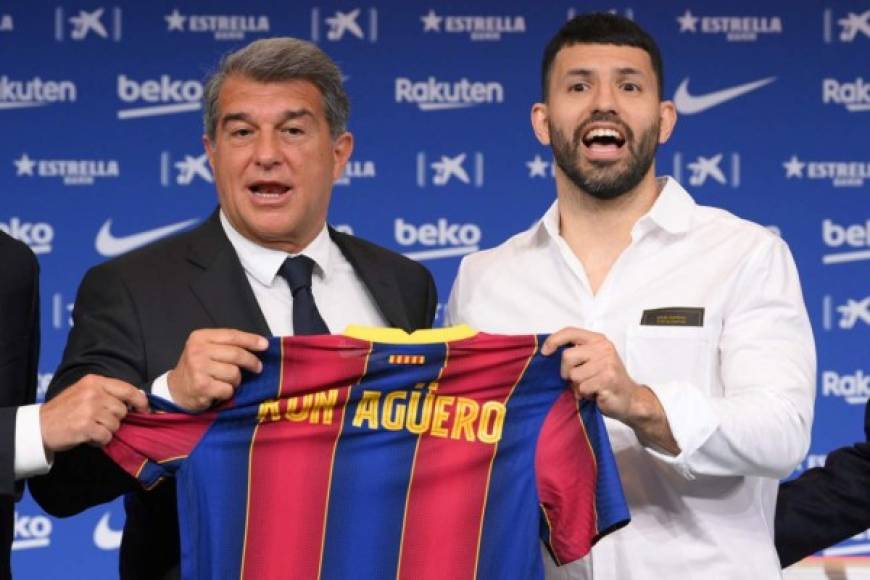 El delantero argentino Sergio 'Kun' Agüero ha fichado por el Barcelona para las dos próximas temporadas en un movimiento que puede ayudar a mantener en el club a Lionel Messi, todavía pendiente de renovar. Foto AFP.