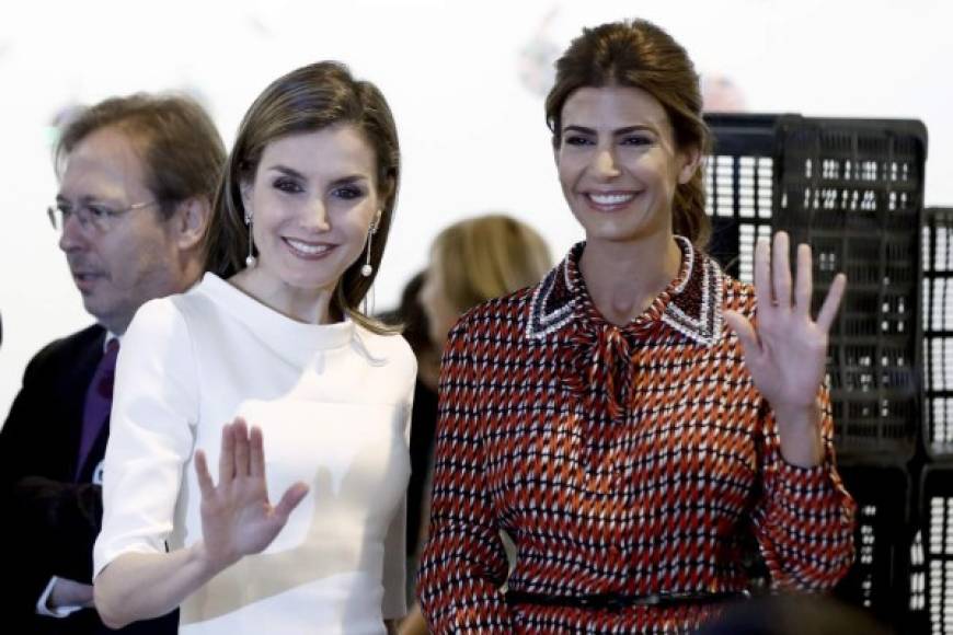 La reina Letizia y Juliana asistieron hoy a la inauguración de la 36ª edición de la Feria Internacional de Arte Contemporáneo (ARCO) que se celebra en el recinto ferial de Ifema de Madrid, donde exhiben sus obras 200 galerías de veintisiete países, con Argentina como invitado de esta edición.