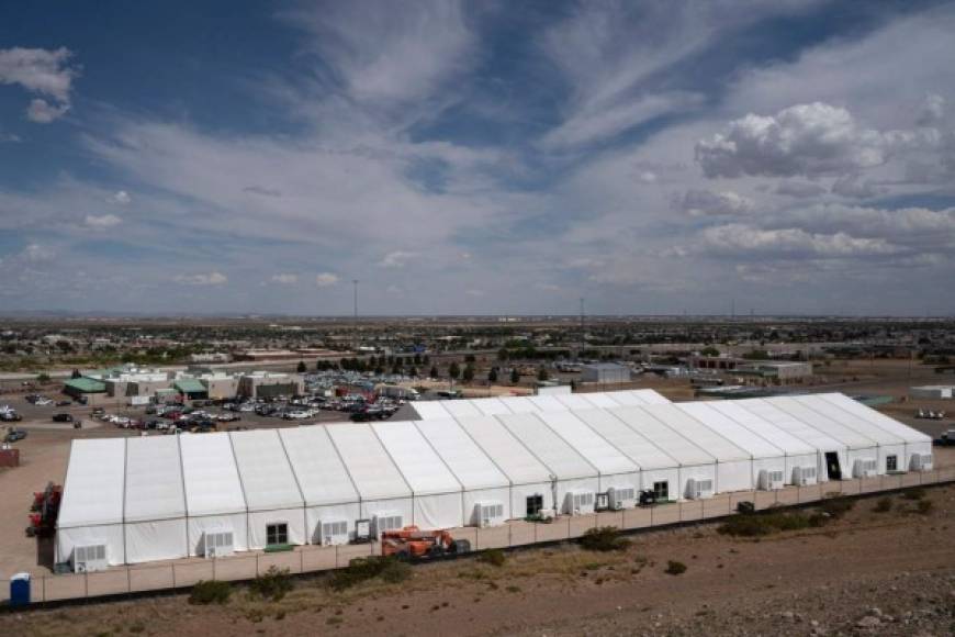 Las autoridades estadounidenses aceleraron la construcción de un nuevo centro de detención en esa ciudad, donde la llegada masiva de inmigrantes obligó a la Patrulla Fronteriza a retenerlos bajo un puente cercado con alambre por varios días.