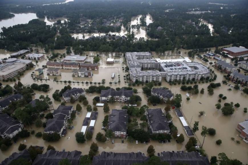 Al menos 32,000 personas se encuentran albergadas en refugios mientras prosiguen las labores de búsqueda y rescate de damnificados. Algunas regiones de Houston aún continúan anegadas por las aguas tras casi una semana de lluvia constante por Harvey que ahora azota a Luisiana.