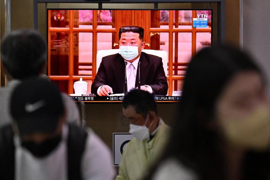 Durante el anuncio, el hermético líder norcoreano posó por primera vez con mascarilla anticovid, al tiempo que planteó estrategias para hacer frente al virus. 