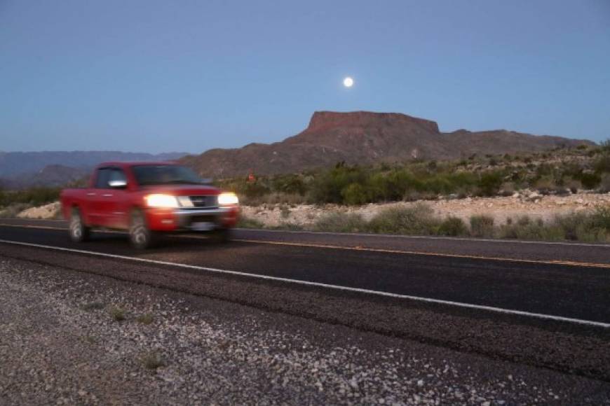 La luna estuvo anoche en su punto más cercano a la Tierra, a ese fenómeno se le llama superluna. Así se pudo observar en Terlingua, Texas.