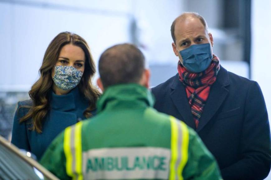 La pareja real se reunió con paramédicos que han trasladado a pacientes infectados de covid 19 a los hospitales en los últimos meses y les agradecieron por su valentía y sus servicios durante la pandemia.