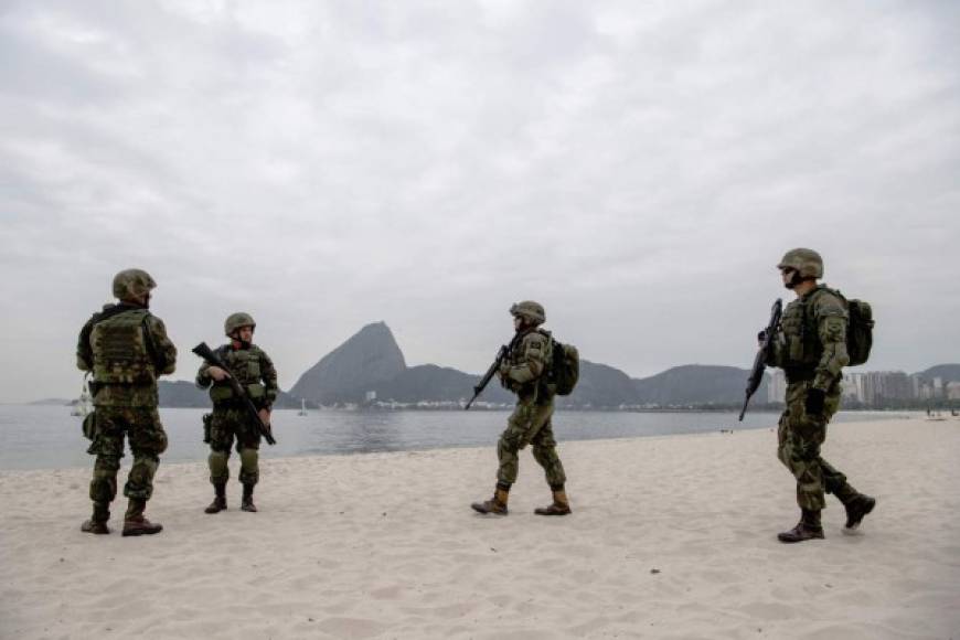 Las autoridades brasileñas planean desplegar desde el 24 de julio un total de 85.000 militares y policías para proteger a los más de 10.000 atletas y medio millón de turistas que asistirán a los Juegos Olímpicos, el doble que en los Juegos de Londres-2012.