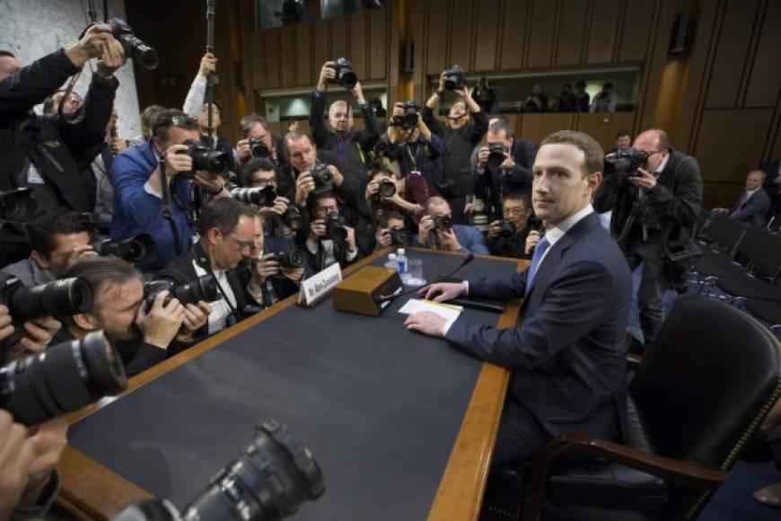 El presidente ejecutivo de Facebook, Mark Zuckerberg, asumió hoy la responsabilidad por la filtración masiva de datos a la empresa Cambridge Analytica, en una audiencia sin precedentes ante el Senado de EEUU en la que se enfrentó al duro interrogatorio de los legisladores de ambos partidos.
