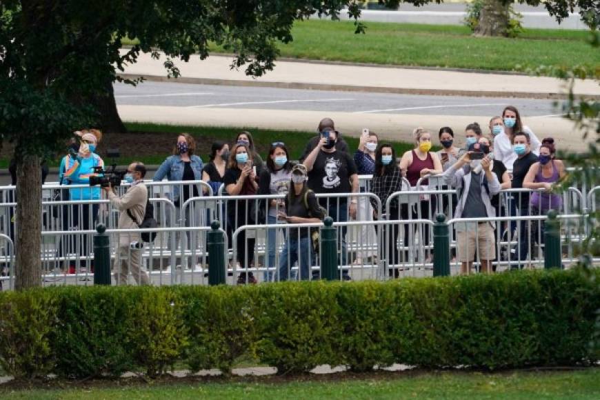 Quienes le gritaban eran las decenas de personas que esperaban en la fila para acercarse al féretro de Ginsburg, y que cuando se acercó la limusina del presidente también exclamaron: '¡Respeta su deseo!'.<br/>